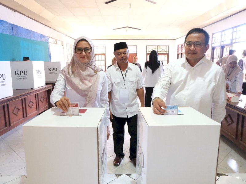 Pilkada Lutra 2024: Fauzi dan Keluarga Tampilkan Kebersamaan di TPS 003