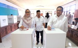 Pilkada Lutra 2024: Fauzi dan Keluarga Tampilkan Kebersamaan di TPS 003