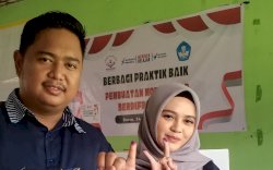 Kompak Bersama Istri Kenakan Baju Biru saat Pencoblosan, Mudassir Hasri Gani Laksanakan Hak Pilihnya di TPS 001