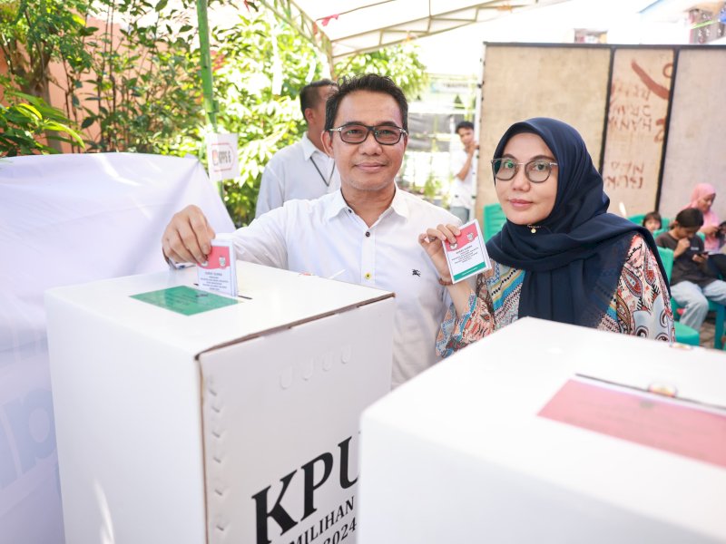 Pj Sekda Makassar Irwan Adnan dan Keluarga Gunakan Hak Pilih di TPS 003 Pisang Selatan