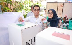 Pj Sekda Makassar Irwan Adnan dan Keluarga Gunakan Hak Pilih di TPS 003 Pisang Selatan