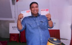 Salurkan Hak Pilihnya, Bupati Maros Mencoblos di TPS 007 Kecamatan Turikale