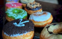 Aston Makassar Hadirkan Promo Spesial Akhir Tahun: Donat dan Hampers untuk Momen Manis Anda