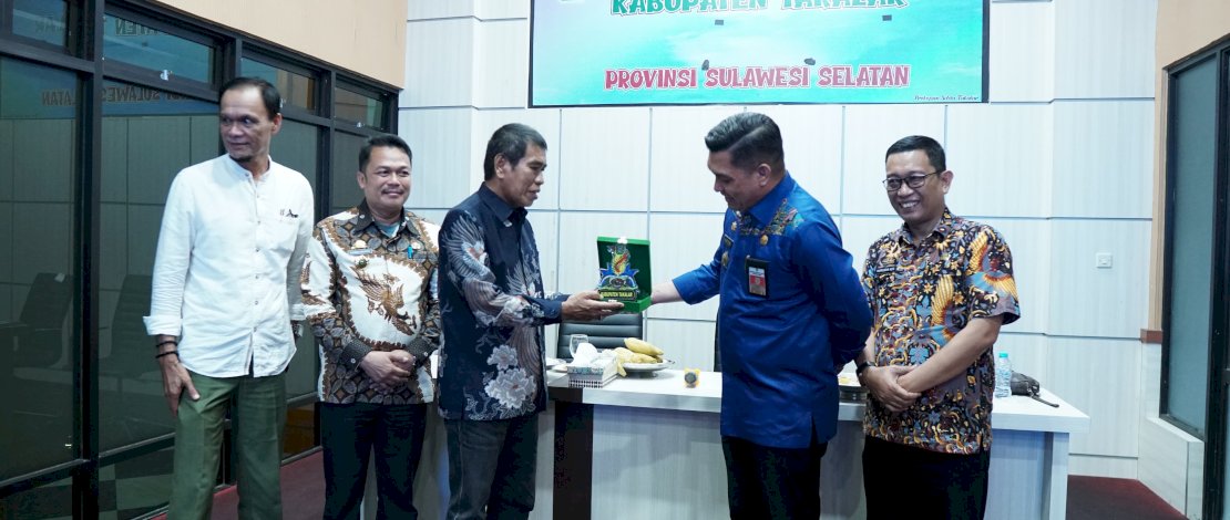 Sekretaris Daerah Kabupaten Takalar, Muh Hasbi, mewakili Pj Bupati Takalar menerima Kunjungan Kerja Ketua DPRD Kabupaten Barru beserta rombongan, di Ruang Rapat Setda Kantor Bupati Takalar, Jum'at, 29 November 2024.