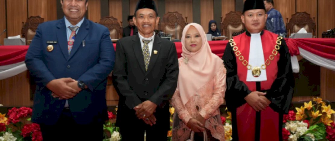 Wakil Ketua I DPRD Maros, Abdul Rasyid, berfoto bersama Bupati Maros Chaidir Syam ((kiri)