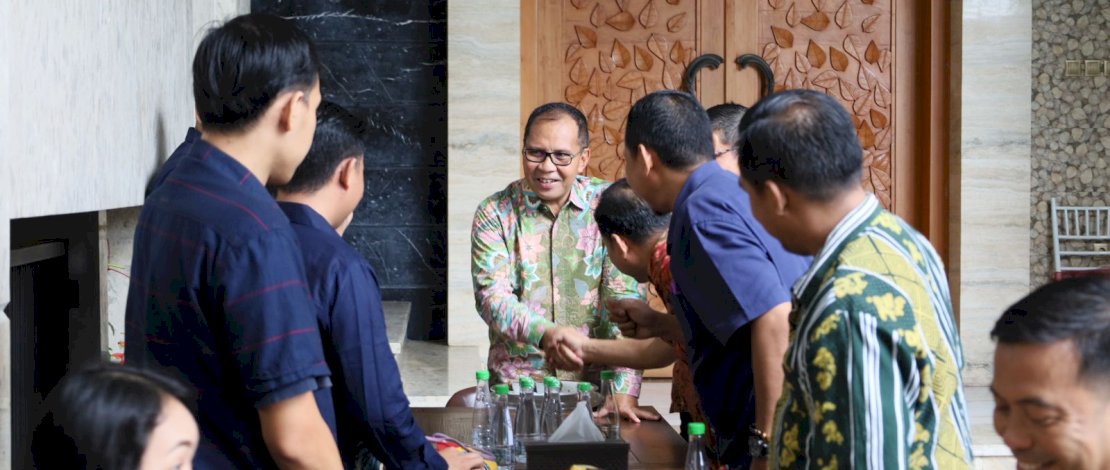 Rombongan panitia Natal Klasis Makassar 2024 mengunjungi langsung kediaman pribadi Wali Kota Makassar, Moh Ramdhan Pomanto, Kamis, 5 Desember 2024.
Rombongan panitia Natal Klasis Makassar 2024 mengunjungi langsung kediaman pribadi Wali Kota Makassar, Moh Ramdhan Pomanto, Kamis, 5 Desember 2024.