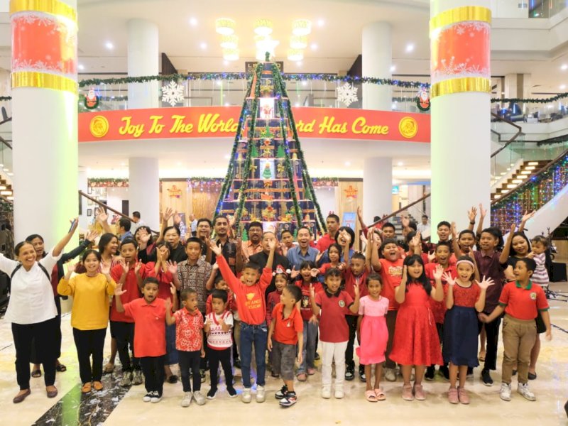 Claro Makassar Sambut Natal dengan Seremoni Penyalaan Lampu dan Kegiatan CSR