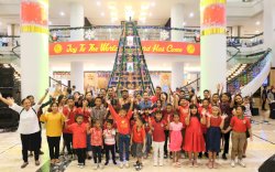 Claro Makassar Sambut Natal dengan Seremoni Penyalaan Lampu dan Kegiatan CSR