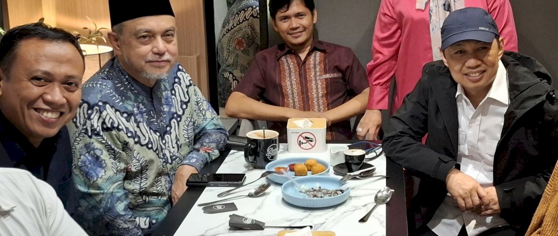 Wamenlu Anis Matta dan Wakil Ketua DPD RI Tamsil Linrung Reuni di Mukernas Wahdah Islamiyah Wamenlu Anis Matta dan Wakil Ketua DPD RI Tamsil Linrung Reuni di Mukernas Wahdah Islamiyah