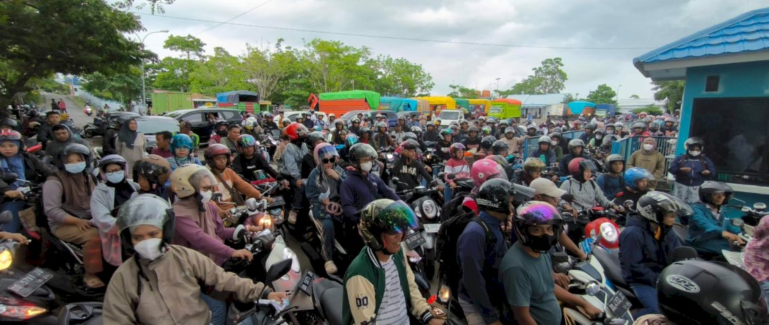 Ribuan warga yang merupakan tenaga honorer Pemerintah Kabupaten Kepulauan Selayar memadati Pelabuhan Pamatata yang hendak menyeberang ke Kota Bulukumba. Ribuan warga yang merupakan tenaga honorer Pemerintah Kabupaten Kepulauan Selayar memadati Pelabuhan Pamatata yang hendak menyeberang ke Kota Bulukumba.