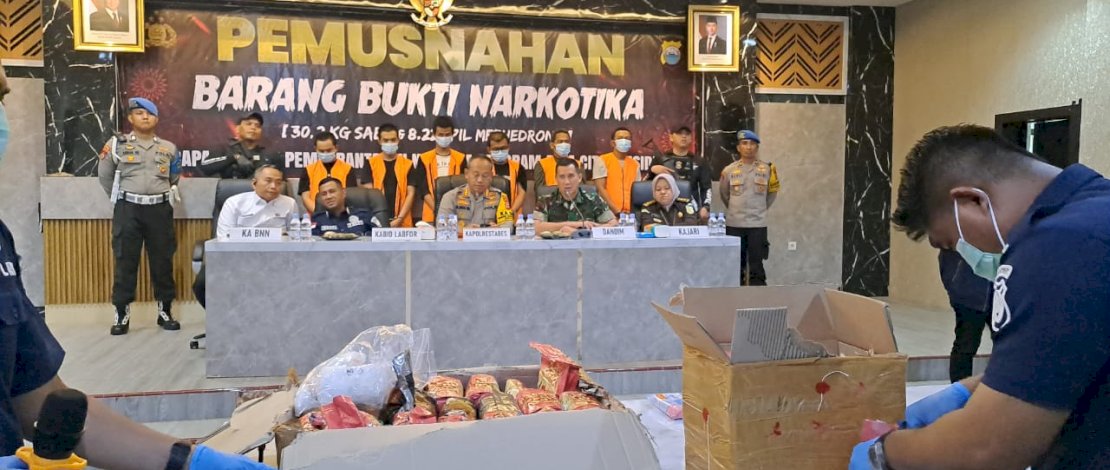 Sebanyak 32 kilogram narkoba jenis sabu dimusnahkan oleh Satuan Reserse Narkoba (Satresnarkoba) Polrestabes Makassar, Senin, 9 Desember 2024. Sebanyak 32 kilogram narkoba jenis sabu dimusnahkan oleh Satuan Reserse Narkoba (Satresnarkoba) Polrestabes Makassar, Senin, 9 Desember 2024.