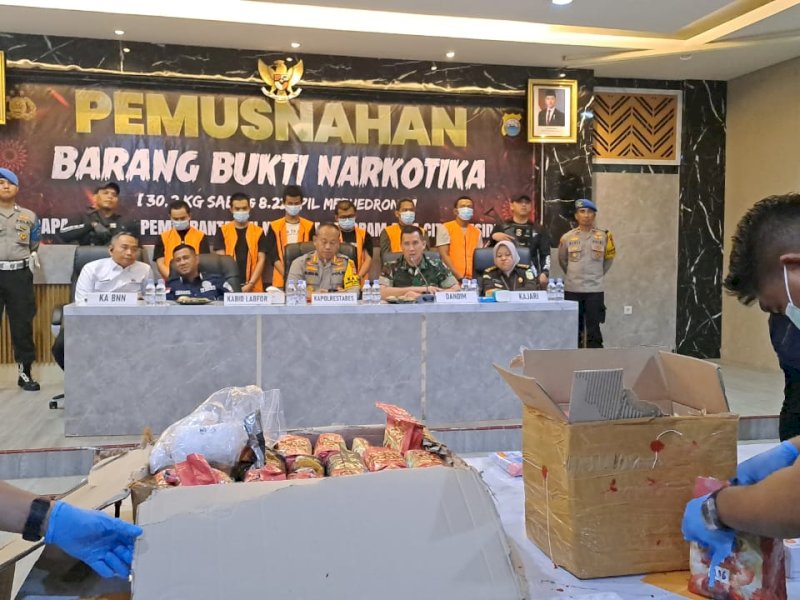 Polrestabes Makassar Musnahkan 32 Kilogram Sabu