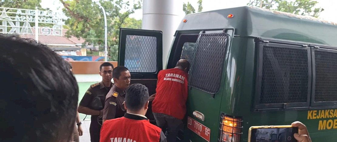 Para tersangka korupsi dana hibah KONI Makassar saat digiring naik ke mobil tahanan menuju Lapas Makassar. Para tersangka korupsi dana hibah KONI Makassar saat digiring naik ke mobil tahanan menuju Lapas Makassar.