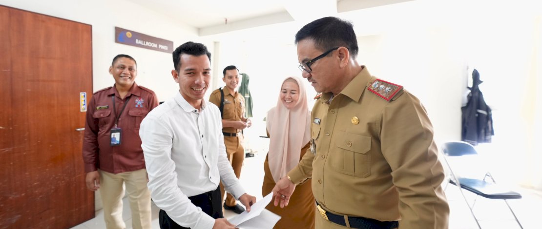 Sekretaris Daerah Provinsi Sulawesi Selatan, Jufri Rahman, meninjau langsung pelaksanaan ujian seleksi kompetensi bagi peserta calon Pegawai Pemerintah dengan Perjanjian Kerja (PPPK), di Gedung Phinisi, Kampus Universitas Negeri Makassar (UNM), Senin, 9 Desember 2024.
Sekretaris Daerah Provinsi Sulawesi Selatan, Jufri Rahman, meninjau langsung pelaksanaan ujian seleksi kompetensi bagi peserta calon Pegawai Pemerintah dengan Perjanjian Kerja (PPPK), di Gedung Phinisi, Kampus Universitas Negeri Makassar (UNM), Senin, 9 Desember 2024.