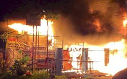 Kebakaran Hebat di Jalan Minasaupa Raya, Damkar Makassar Kerahkan 15 Armada