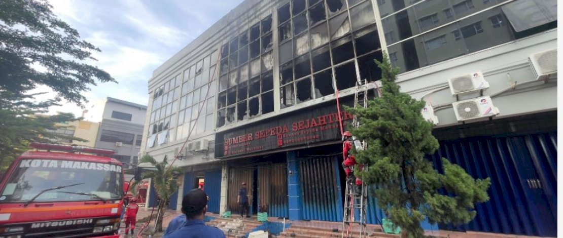 Ruko Sepeda di Jalan Pettarani Makassar Terbakar, 15 Armada Damkar Dikerahkan