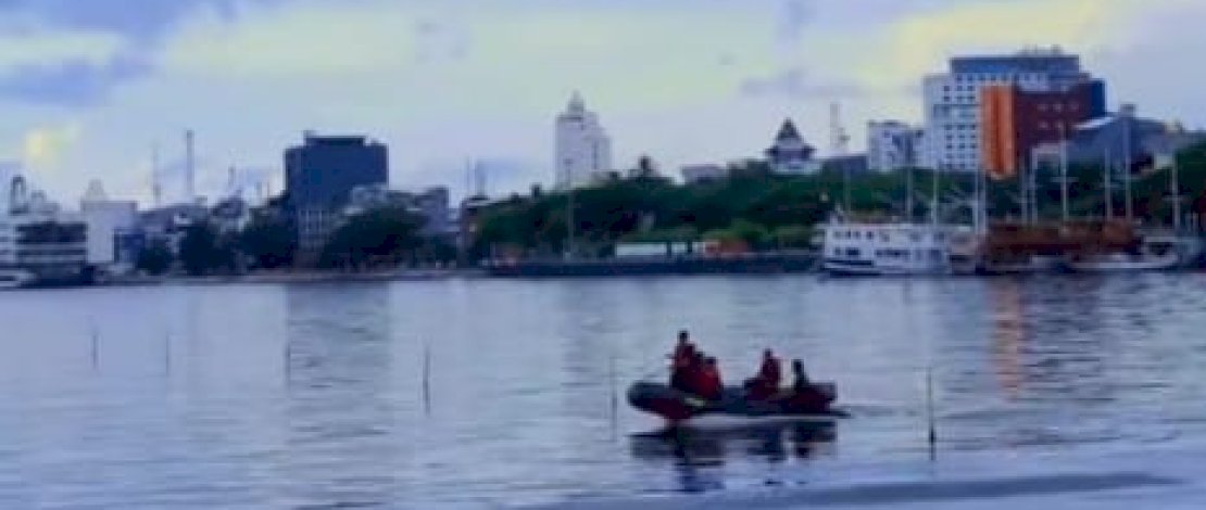 Damkar Makassar Gelar Latihan Water Rescue di Pantai Losari