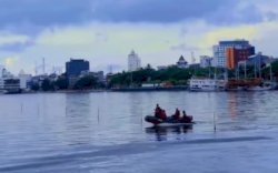 Damkar Makassar Gelar Latihan Water Rescue di Pantai Losari