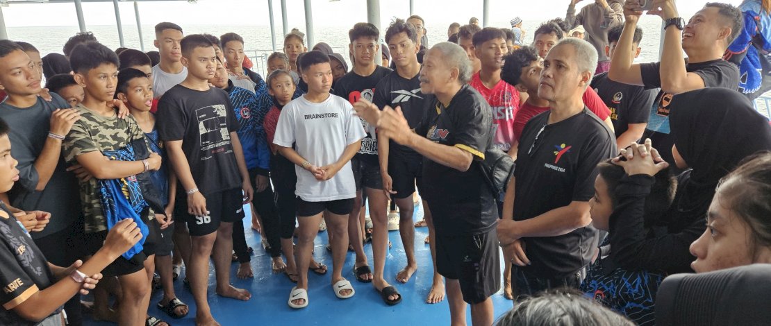 LATIHAN. Ratusan karateka Inkanas Sulsel yang akan mengikuti Kejurnas Karate Kapolri Cup 2024 tampak berlatih santai di atas KM Dharma Kencana VII, Rabu (11/12/2024) sore. foto: istimewa 