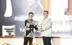 Pj. Bupati Bone Raih Penghargaan Kepala Daerah Peduli Penyiaran KPID Award 2024