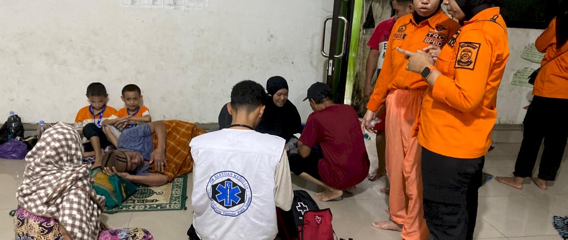 Petugas BPBD Makassar mendampingi warga yang mengungsi di sejumlah lokasi akibat banjir yang melanda. Petugas BPBD Makassar mendampingi warga yang mengungsi di sejumlah lokasi akibat banjir yang melanda.