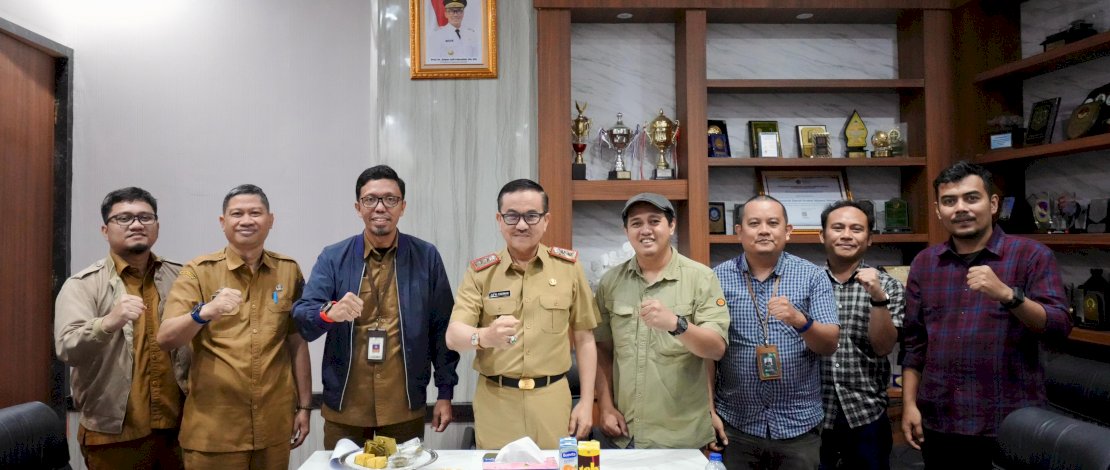 Sekretaris Daerah Provinsi Sulawesi Selatan Jufri Rahman menerima kunjungan silaturahmi pengurus Pewarta Foto Indonesia (PFI) Makassar, di Ruang Kerja Sekda, di Kantor Gubernur Sulsel, Senin, 16 Desember 2024.
