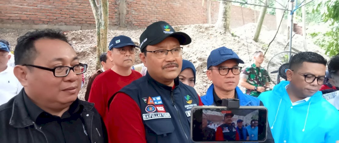 Menteri Sosial RI Drs. H. Saifullah Yusuf bersama Menteri Desa, Pembangunan Daerah Tertinggal, dan Transmigrasi Yandri Susanto, serta Ketua Umum Serikat Media Siber Indonesia (SMSI) Firdaus, mengawali peringatan Hari Kesetiakawanan Sosial Nasional (HKSN) 2024 di Taman Firdaus, Desa Talaga, Kecamatan Mancak, Kabupaten Serang, Banten, pada Senin, 16 Desember 2024. Menteri Sosial RI Drs. H. Saifullah Yusuf bersama Menteri Desa, Pembangunan Daerah Tertinggal, dan Transmigrasi Yandri Susanto, serta Ketua Umum Serikat Media Siber Indonesia (SMSI) Firdaus, mengawali peringatan Hari Kesetiakawanan Sosial Nasional (HKSN) 2024 di Taman Firdaus, Desa Talaga, Kecamatan Mancak, Kabupaten Serang, Banten, pada Senin, 16 Desember 2024.