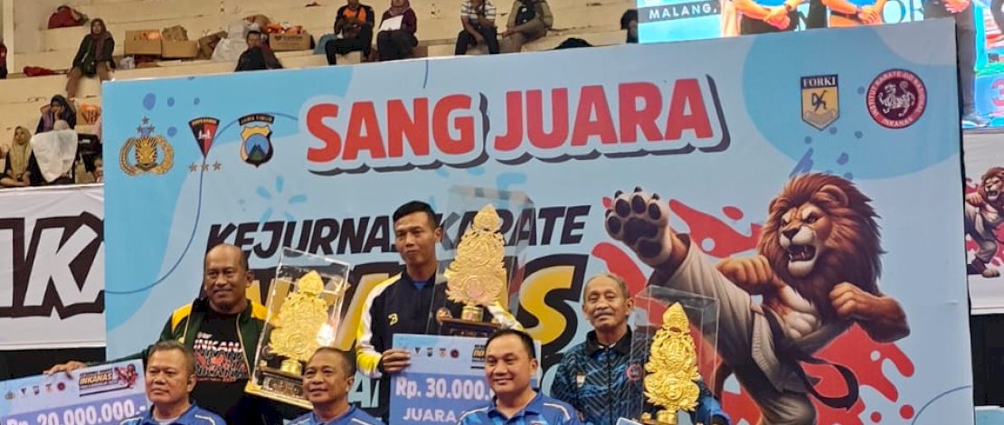 SANG JUARA. Ketua Majelis Sabuk Hitam (MSH) Inkanas Sulsel, Nuralam Kasude (kanan belakang), saat menerima Piala Kapolri 2024 sebagai juara umum III Kejurnas Karate Inkanas Piala Kapolri 2024 di GOR Ken Arok, Kota Malang, Jatim, Minggu (15/12/2024). foto: istimewa