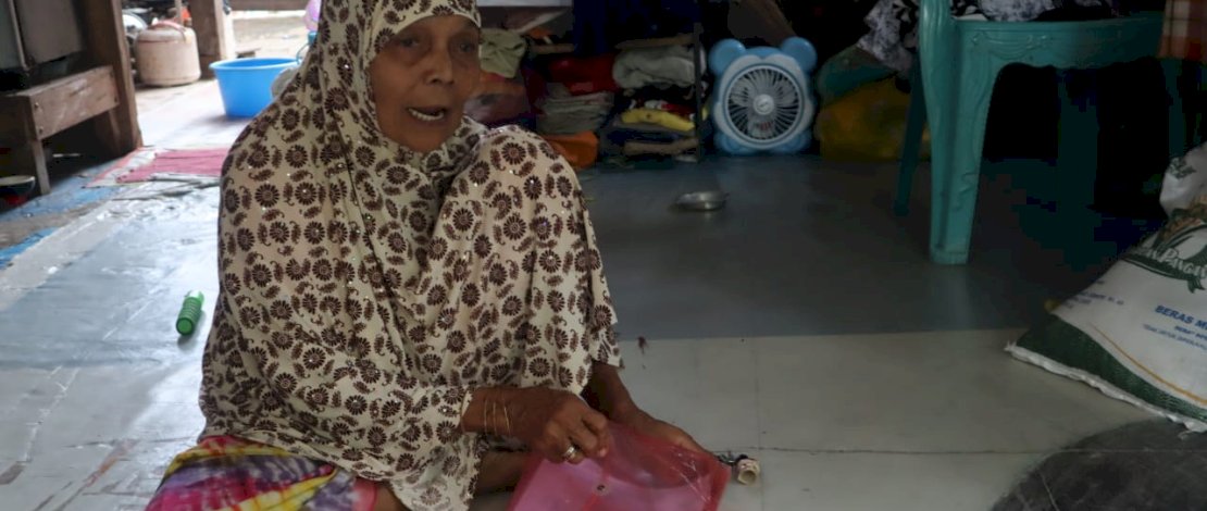 Di Balik Spanduk Bekas dan Atap Bocor: Kisah Perjuangan Nenek Itang di Kab Bone