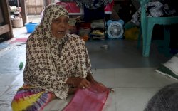 Di Balik Spanduk Bekas dan Atap Bocor: Kisah Perjuangan Nenek Itang di Kab Bone