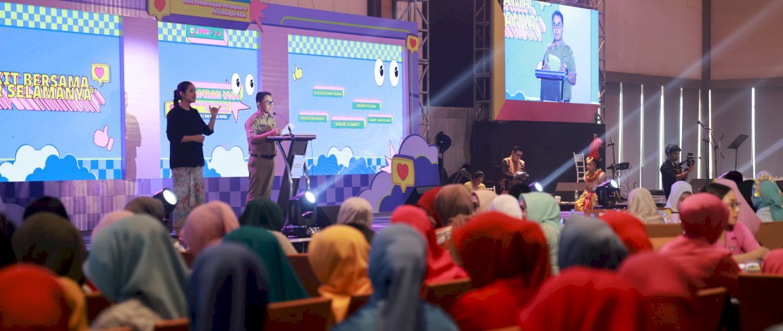 Pemerintah Kota Makassar memperingati Hari Ibu ke-96 dengan mengangkat tema Perempuan Berdaya Menuju Indonesia Emas, yang diselenggarakan oleh Dinas Pemberdayaan Perempuan dan Perlindungan Anak (PPPA) di Hotel The Rinra, Kamis, 19 Desember 2024.
Pemerintah Kota Makassar memperingati Hari Ibu ke-96 dengan mengangkat tema Perempuan Berdaya Menuju Indonesia Emas, yang diselenggarakan oleh Dinas Pemberdayaan Perempuan dan Perlindungan Anak (PPPA) di Hotel The Rinra, Kamis, 19 Desember 2024.