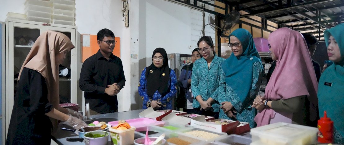 Penjabat Ketua Tim Penggerak PKK Sulsel Ninuk Triyanti Zudan didampingi Wakil Ketua Melani Simon Jufri, serta sejumlah pengurus PKK Sulsel, melakukan anjangsana ke Donat Tuli "Cafe Mella" di Jalan Sunu, Kota Makassar, Kamis, 19 Desember 2024. Penjabat Ketua Tim Penggerak PKK Sulsel Ninuk Triyanti Zudan didampingi Wakil Ketua Melani Simon Jufri, serta sejumlah pengurus PKK Sulsel, melakukan anjangsana ke Donat Tuli "Cafe Mella" di Jalan Sunu, Kota Makassar, Kamis, 19 Desember 2024.