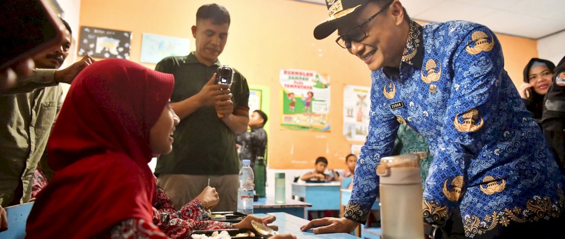 Penjabat Gubernur Sulsel Prof Zudan Arif Fakrulloh meninjau langsung simulasi makan siang bergizi gratis di UPT SD Negeri 1 Center Pattallassang, Kabupaten Takalar, Kamis, 19 Desember 2024. 