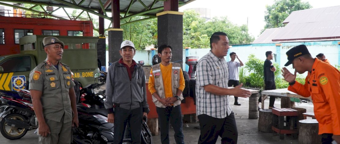 Pj Bupati Bone, Andi Winarno Eka Putra, melakukan kunjungan ke Emergency Center (Pusat Penanggulangan Bencana) di Jalan Ahmad Yani Watampone.
