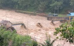 Jembatan Gantung Desa Pallawa Terputus, 132 KK Terisolasi Akibat Banjir