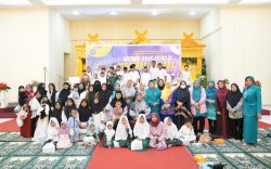 Gelar Kajian, Pj Ketua PKK Sulsel Ninuk Zudan Bagikan Santunan kepada Anak Panti Asuhan