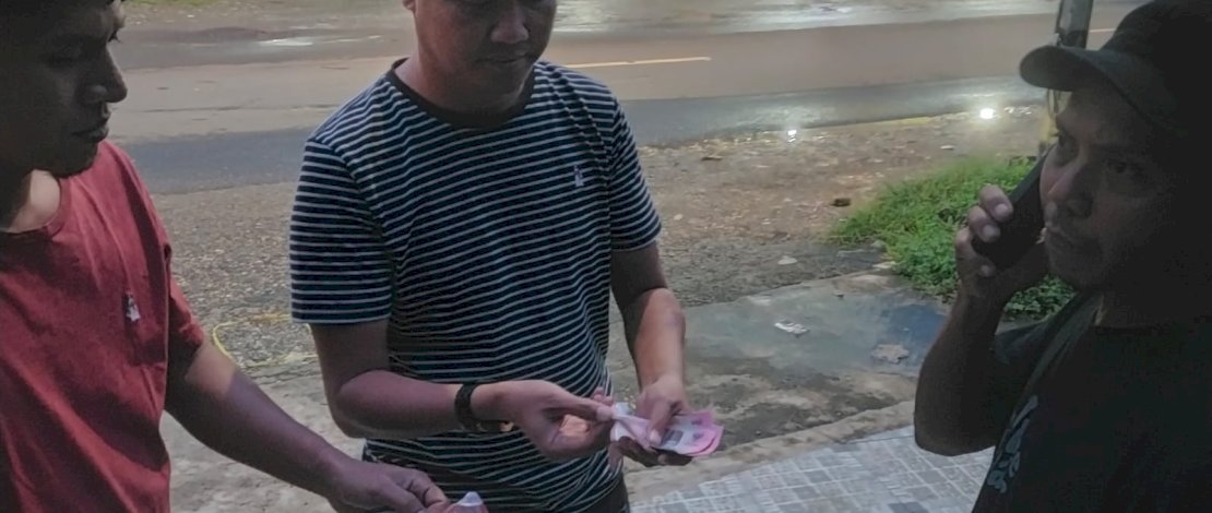 Media Sosial (Medsos) dihebohkan dengan ditemukannya peredaran uang palsu yang terjadi di Kabupaten Bone, Sabtu sore, 21 Desember 2024.
Media Sosial (Medsos) dihebohkan dengan ditemukannya peredaran uang palsu yang terjadi di Kabupaten Bone, Sabtu sore, 21 Desember 2024.