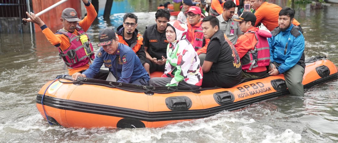 Danny Pomanto berkeliling menggunakan perahu karet sekaligus berdialog dengan para korban banjir yang masih memilih bertahan di rumah.
Danny Pomanto berkeliling menggunakan perahu karet sekaligus berdialog dengan para korban banjir yang masih memilih bertahan di rumah.