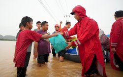 Kunjungi Lokasi Banjir di Pangkep, Pj Gubernur Sulsel Prof Zudan Pastikan Warga Terdampak Tertangani dengan Baik