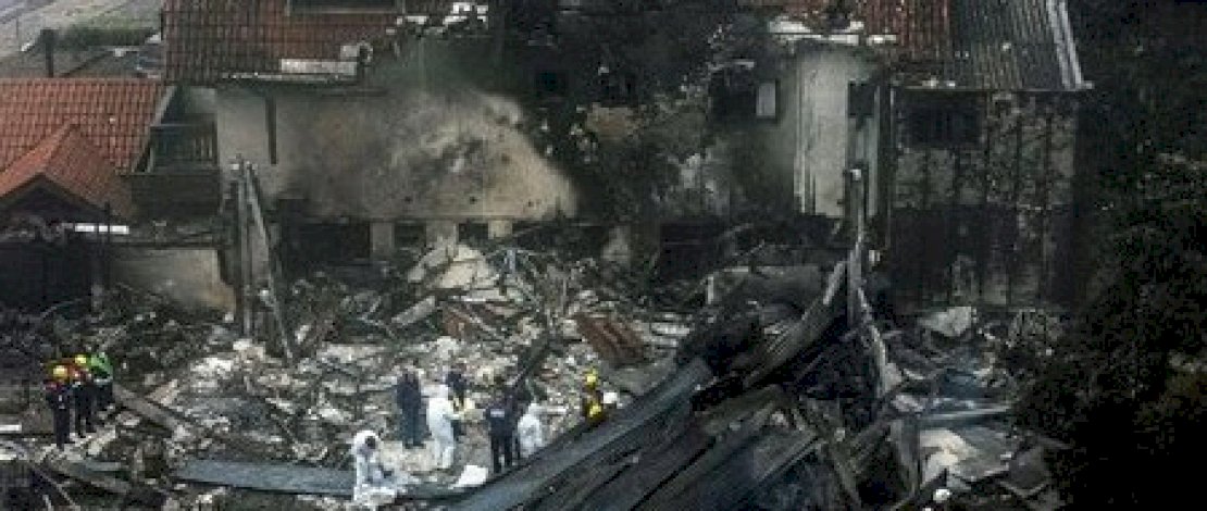 Pesawat Jatuh di Tengah Kota, Seluruh Penumpang Tewas Pesawat Jatuh di Tengah Kota, Seluruh Penumpang Tewas