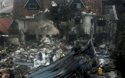 Pesawat Jatuh di Tengah Kota, Seluruh Penumpang Tewas 