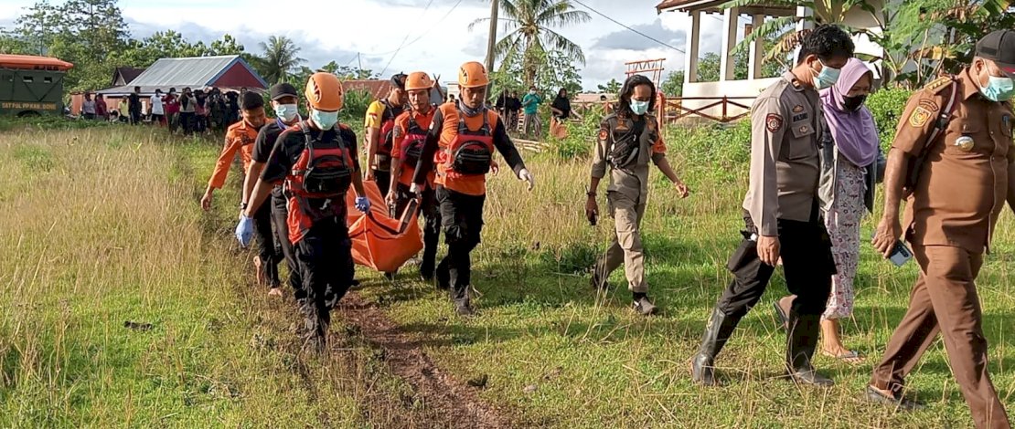 Tim SAR Gabungan yang terdiri dari TRC BPBD Bone, Satgas Satpol PP, Polsek Lamuru dan warga setempat akhirnya berhasil menemukan warga yang sebelumnya dilaporkan hilang di Dusun Ajangale, Desa Turu Cinna'E, Kecamatan Lamuru, Kabupaten Bone, Senin 23 Desember 2024.