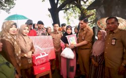 Pj Bupati Takalar Serahkan Bantuan Korban Abrasi Pantai dan Banjir di Desa Aeng Batu-Batu