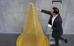 Pohon Natal Termahal di Dunia Terbuat dari 2.024 Keping Emas 