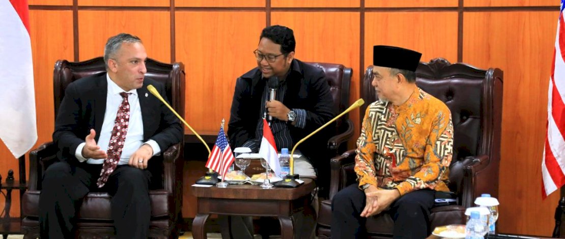 Tamsil Linrung dalam penjajakan kerjasama di bidang riset pangan dan beasiswa antara DPD RI dengan Universitas Arkansas, Amerika Serikat, yang berlangsung di Ruang Pimpinan DPD RI, Jakarta, Senin, 23 Desember 2024. Tamsil Linrung dalam penjajakan kerjasama di bidang riset pangan dan beasiswa antara DPD RI dengan Universitas Arkansas, Amerika Serikat, yang berlangsung di Ruang Pimpinan DPD RI, Jakarta, Senin, 23 Desember 2024.
