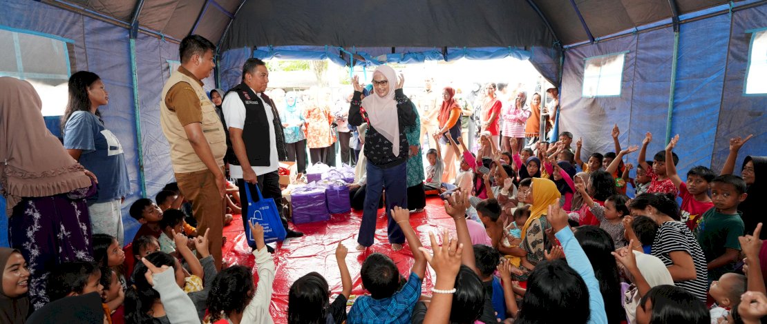 Penjabat Ketua Tim Penggerak PKK Provinsi Sulawesi Selatan, Ninuk Triyanti Zudan didampingi Ketua Dharma Wanita Persatuan (DWP) Sulsel, Melani Simon Jufri, menyalurkan bantuan untuk korban terdampak banjir di Antang, Manggala, Kota Makassar, Selasa, 24 Desember 2024. Penjabat Ketua Tim Penggerak PKK Provinsi Sulawesi Selatan, Ninuk Triyanti Zudan didampingi Ketua Dharma Wanita Persatuan (DWP) Sulsel, Melani Simon Jufri, menyalurkan bantuan untuk korban terdampak banjir di Antang, Manggala, Kota Makassar, Selasa, 24 Desember 2024.