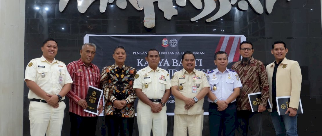 Wali Kota Makassar, Moh Ramdhan Pomanto menerima Tanda Kehormatan Karya Bakti Putera Indonesia dari Pengurus Pusat Purna Paskibraka Indonesia (PPI).
Wali Kota Makassar, Moh Ramdhan Pomanto menerima Tanda Kehormatan Karya Bakti Putera Indonesia dari Pengurus Pusat Purna Paskibraka Indonesia (PPI).
