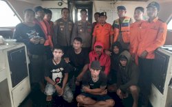 Perahu Terbalik Dihantam Ombak Dekat Tanggul New Port Makassar, Enam Pemancing Selamat