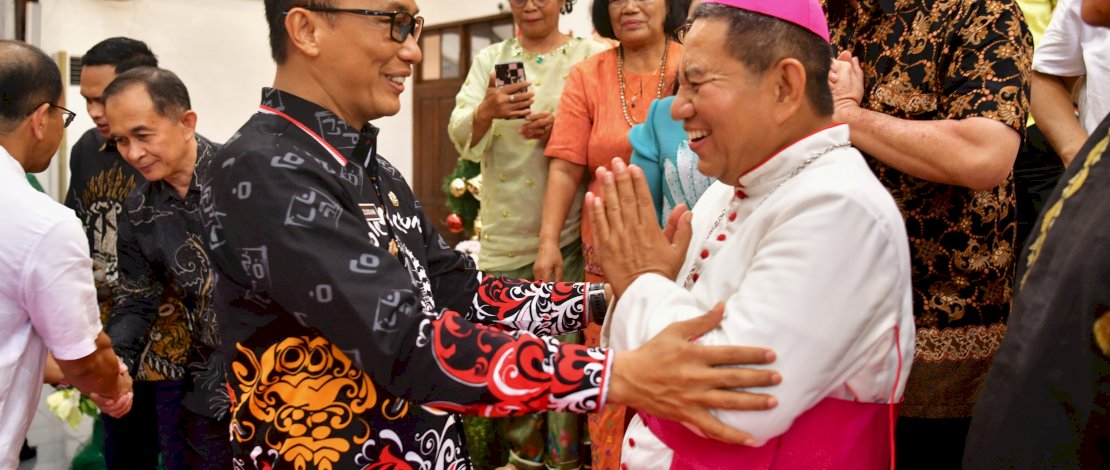 Penjabat Gubernur Sulsel Prof Zudan Arif Fakrulloh menghadiri Open House Keuskupan Agung Makassar di Jalan Tamrin, Makassar, Kamis, 26 Desember 2024.