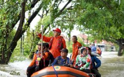 Damkar Makassar Siaga Penuh Hadapi Ancaman Banjir Akibat Luapan Sungai